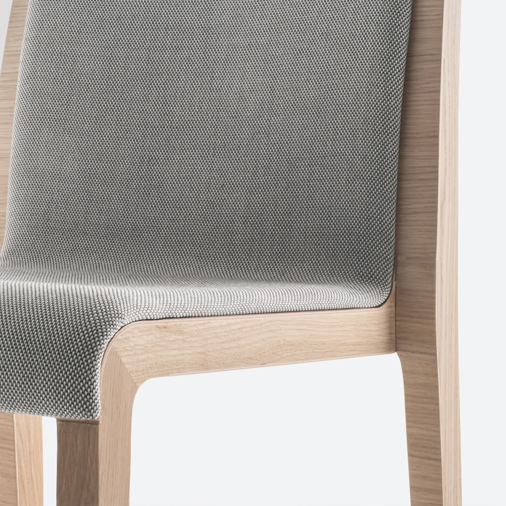 Pedrali_YOUNG_424_Puutuoli_tammi_ravintolatuoli_kahvilatuoli_ruokapöydän_tuoli_istuinverhoiltu_istuinpehmusteella_pinottava_04 - Edella