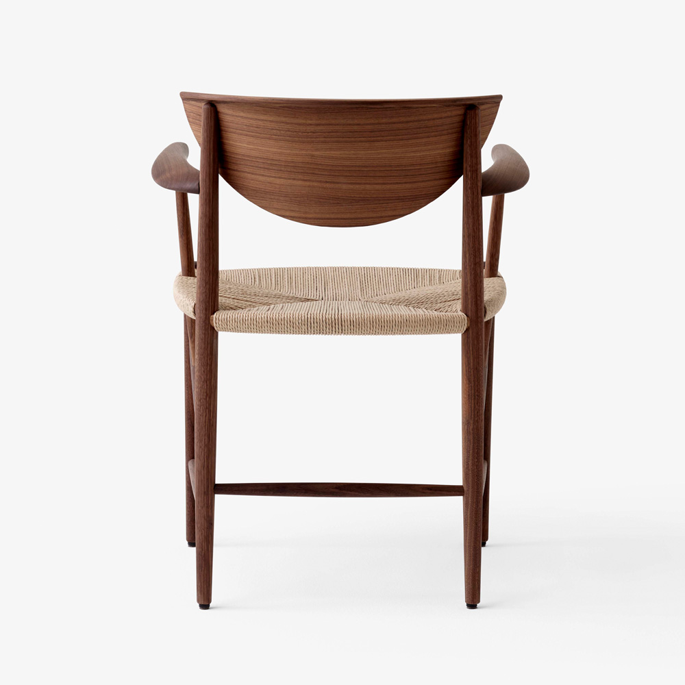 &Tradition_DRAWN_CHAIR_WITH_ARMREST_HM4_ravintolatuoli_kahvilatuoli_ruokapöydäntuoli_tammituoli_puutuoli_paperinaruistuin_käsinojallinen_05 - Edella &Tradition Drawn chair HM4 walnut