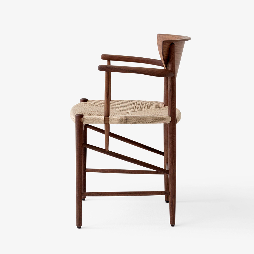 &Tradition_DRAWN_CHAIR_WITH_ARMREST_HM4_ravintolatuoli_kahvilatuoli_ruokapöydäntuoli_tammituoli_puutuoli_paperinaruistuin_käsinojallinen_06 - Edella &Tradition Drawn chair HM4 walnut