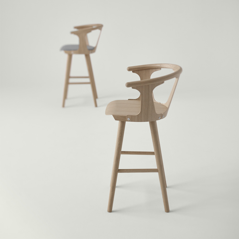 &Tradition_IN_BETWEEN_BAR_STOOL_SK10_korkea_baarituoli_puutuoli_tammituoli_istuinpehmusteella_osaverhoiltu_05 - Edella &Tradition In Between korkea baarituoli SK10 White oiled oak