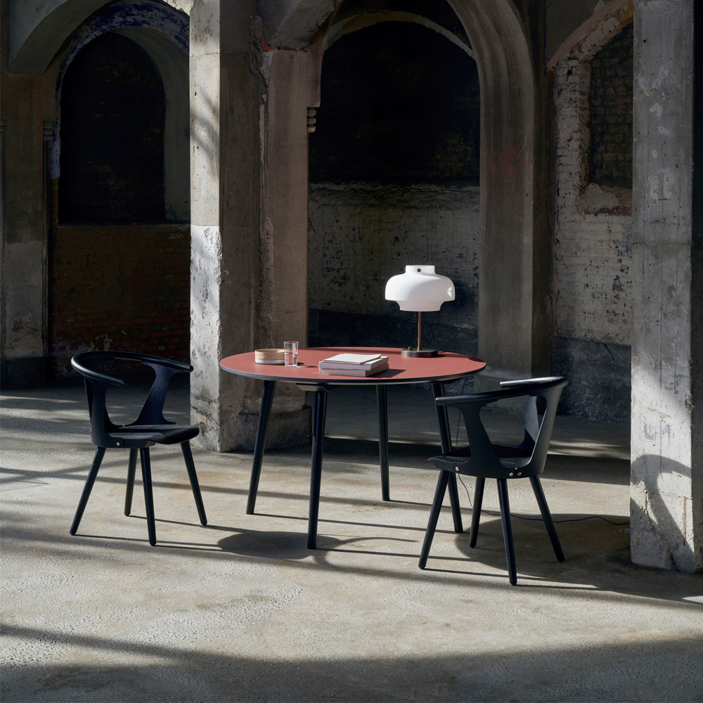 &Tradition_IN_BETWEEN_CHAIR_SK1_ravintolatuoli_kahvilatuoli_ruokapöydäntuoli_designtuoli_puutuoli_tammituoli_09 - Edella &Tradition In Between ituoli SK1