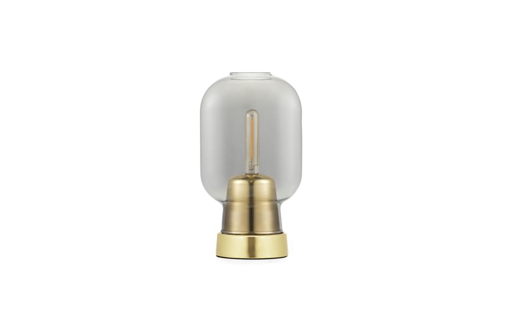 normann_copenhagen_amp_table_lamp_smoke_brass_01 - Edella