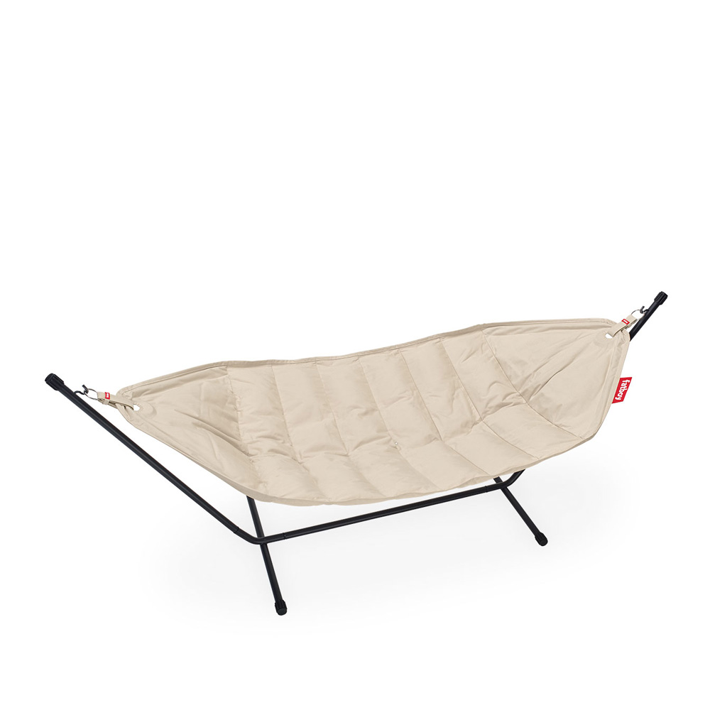 Fatboy_Headdemock_Superb_Hammock_Desert_hiekka_riippukeinu_mustalla_jalustalla_telineellä_sisäkäyttöön_ulkokäyttöön_01 - Edella