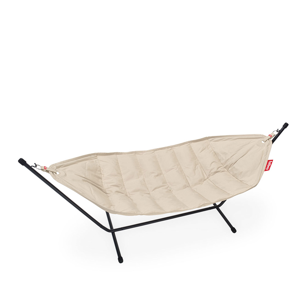 Fatboy_Headdemock_Superb_Hammock_Sahara_beige_riippukeinu_mustalla_jalustalla_telineellä_sisäkäyttöön_ulkokäyttöön_01 - Edella