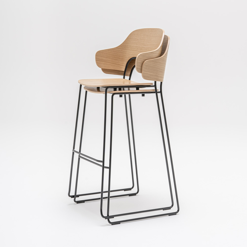 MDD_Afi_High_Stool_korkea_tuoli_baarituoli_käsinojat_ravintolatuoli_kelkkajalkainen_tammi_06 - Edella