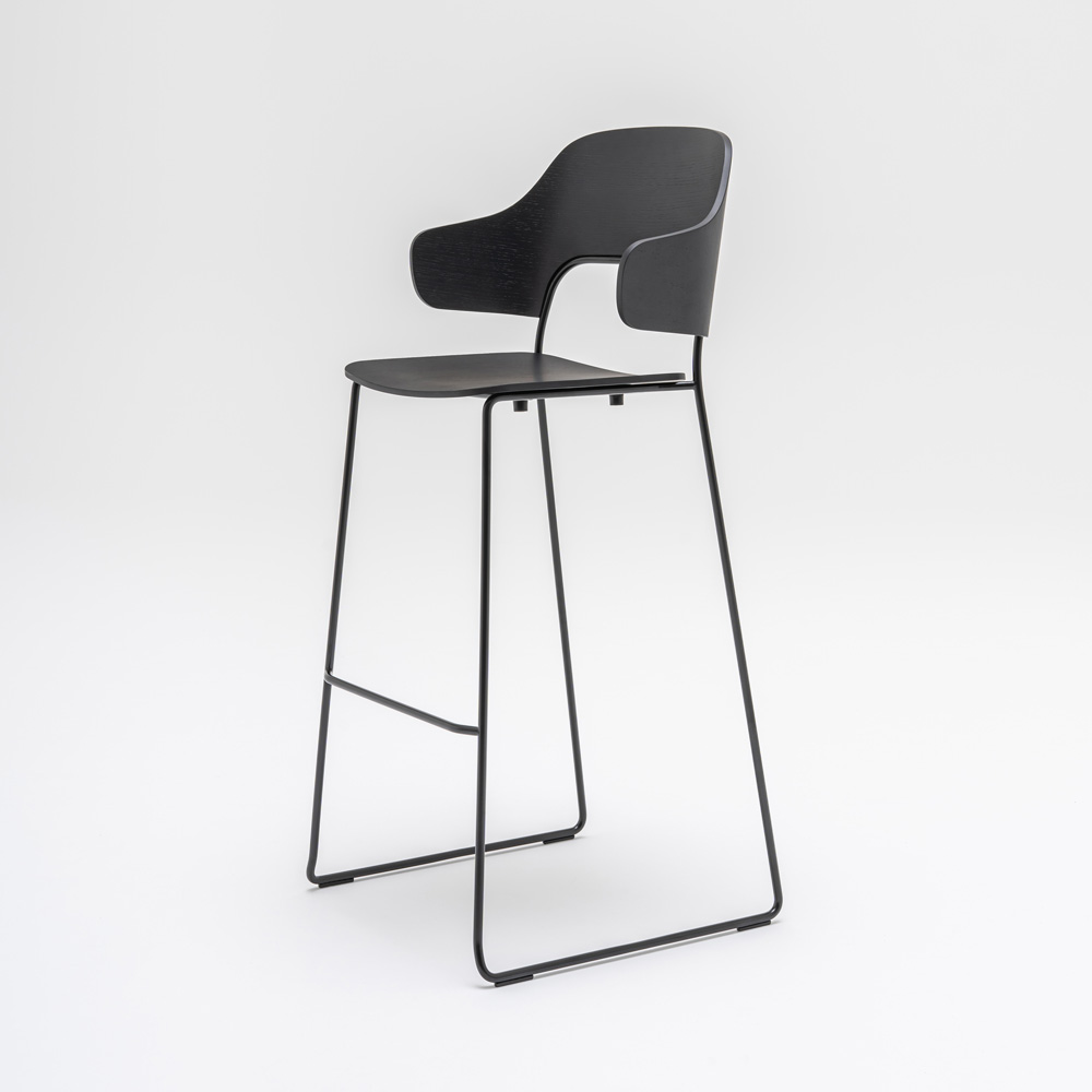 MDD_Afi_High_Stool_korkea_tuoli_baarituoli_käsinojat_ravintolatuoli_kelkkajalkainen_tammi_08 - Edella