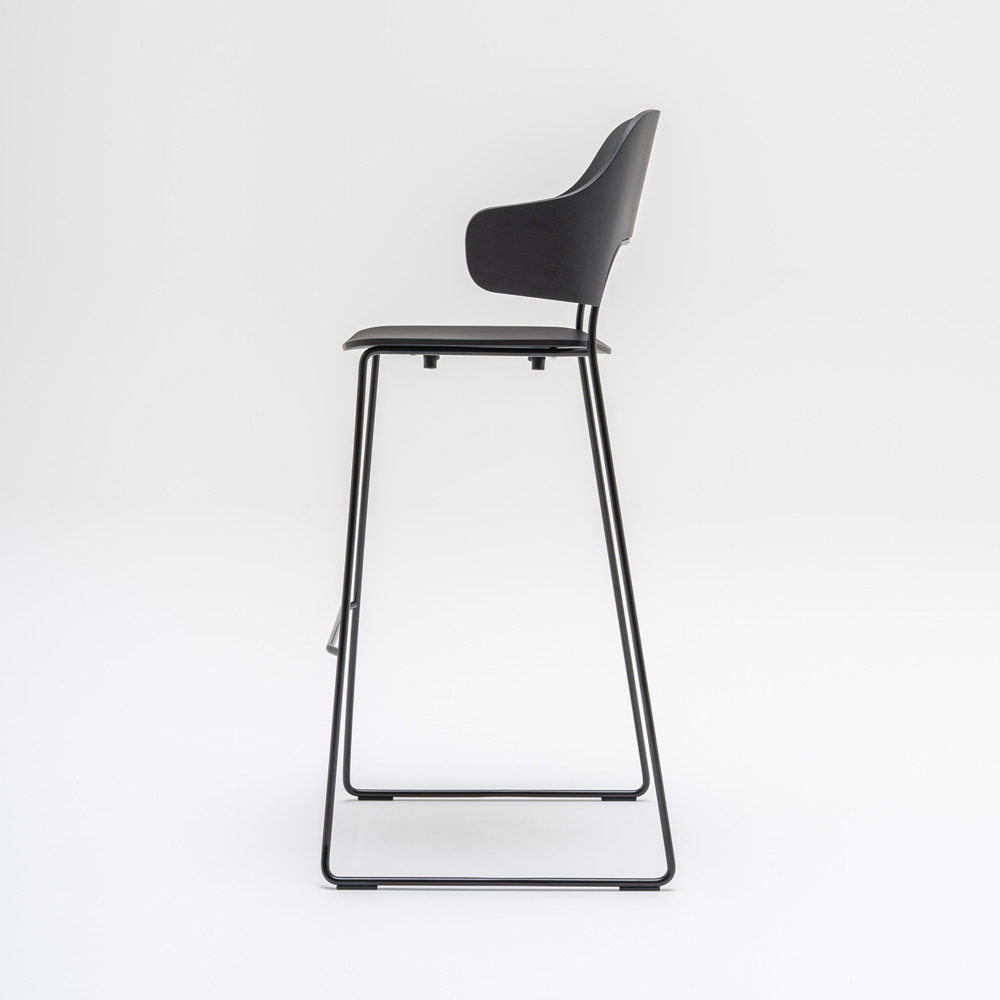 MDD_Afi_High_Stool_korkea_tuoli_baarituoli_käsinojat_ravintolatuoli_kelkkajalkainen_tammi_10 - Edella