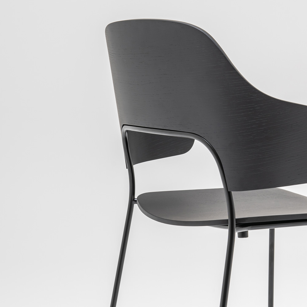 MDD_Afi_High_Stool_korkea_tuoli_baarituoli_käsinojat_ravintolatuoli_kelkkajalkainen_tammi_12 - Edella