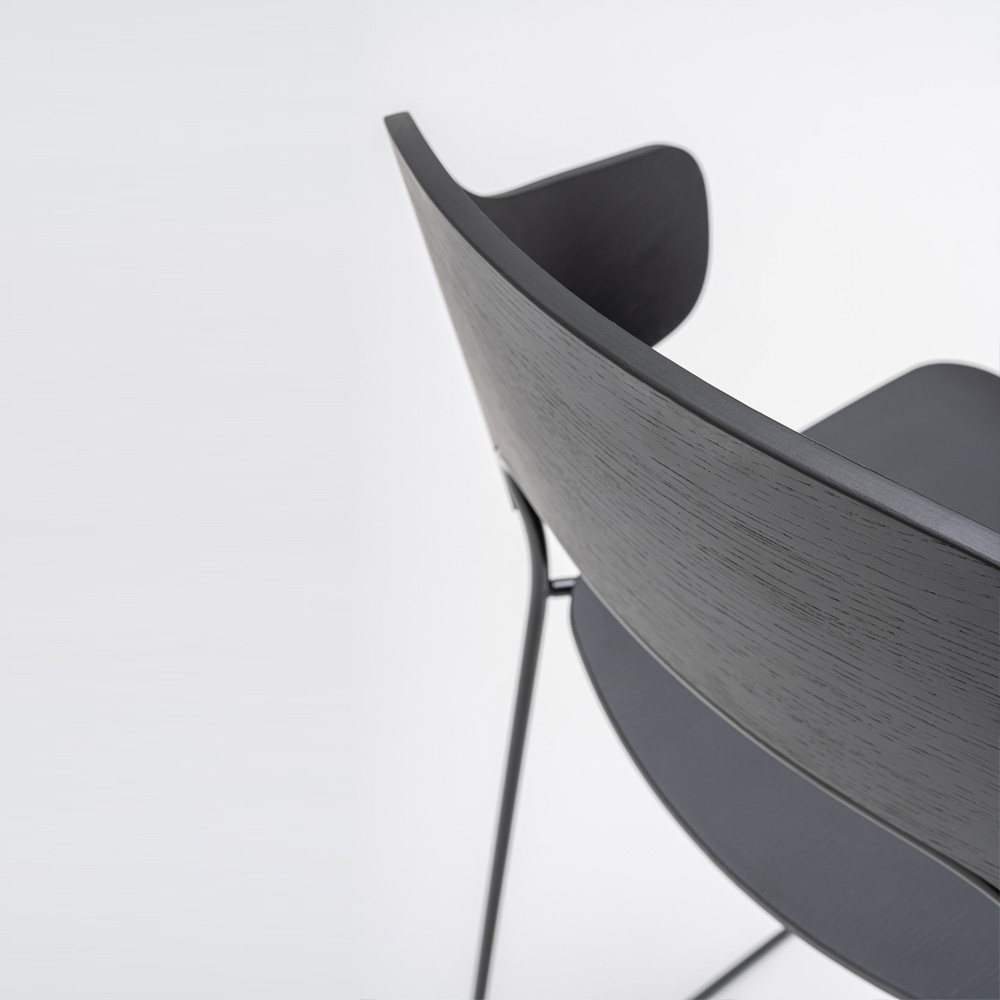 MDD_Afi_High_Stool_korkea_tuoli_baarituoli_käsinojat_ravintolatuoli_kelkkajalkainen_tammi_13 - Edella