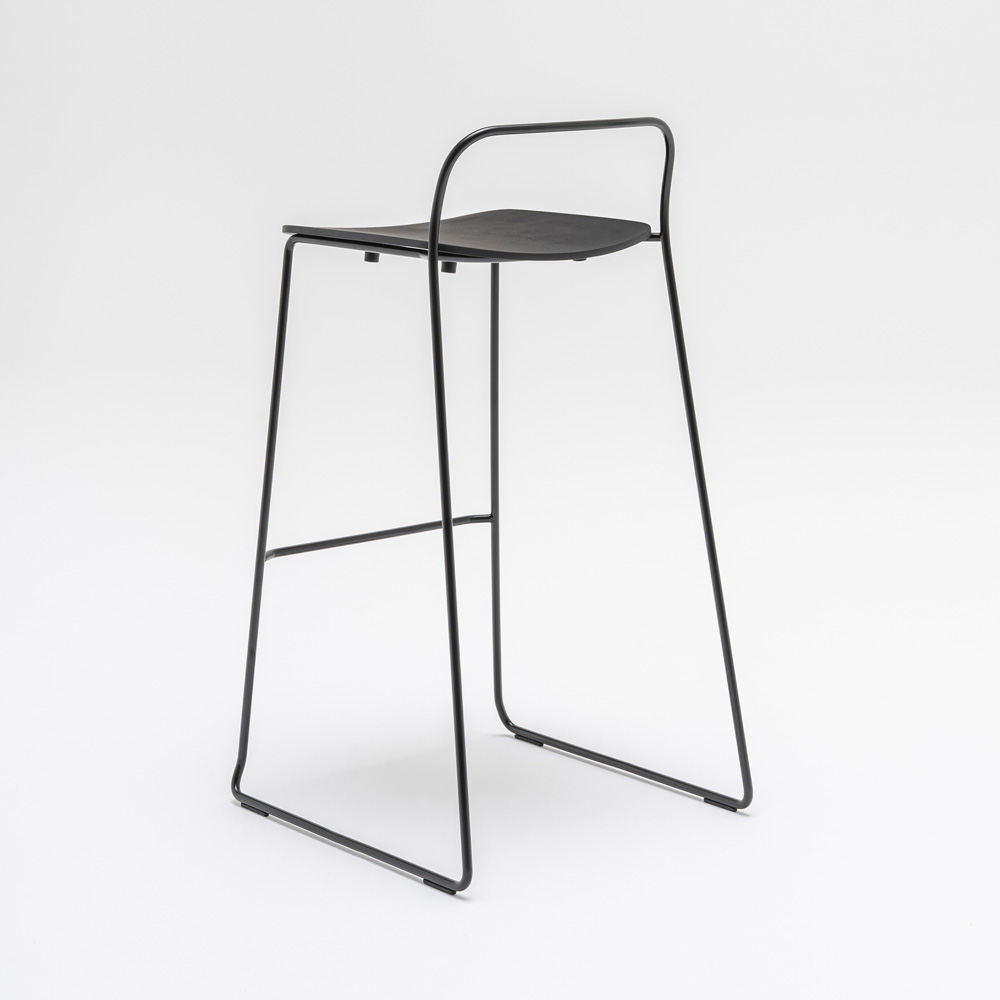 MDD_Afi_High_Stool_korkea_tuoli_baarituoli_ravintolatuoli_kelkkajalkainen_tammi_putki_103 - Edella