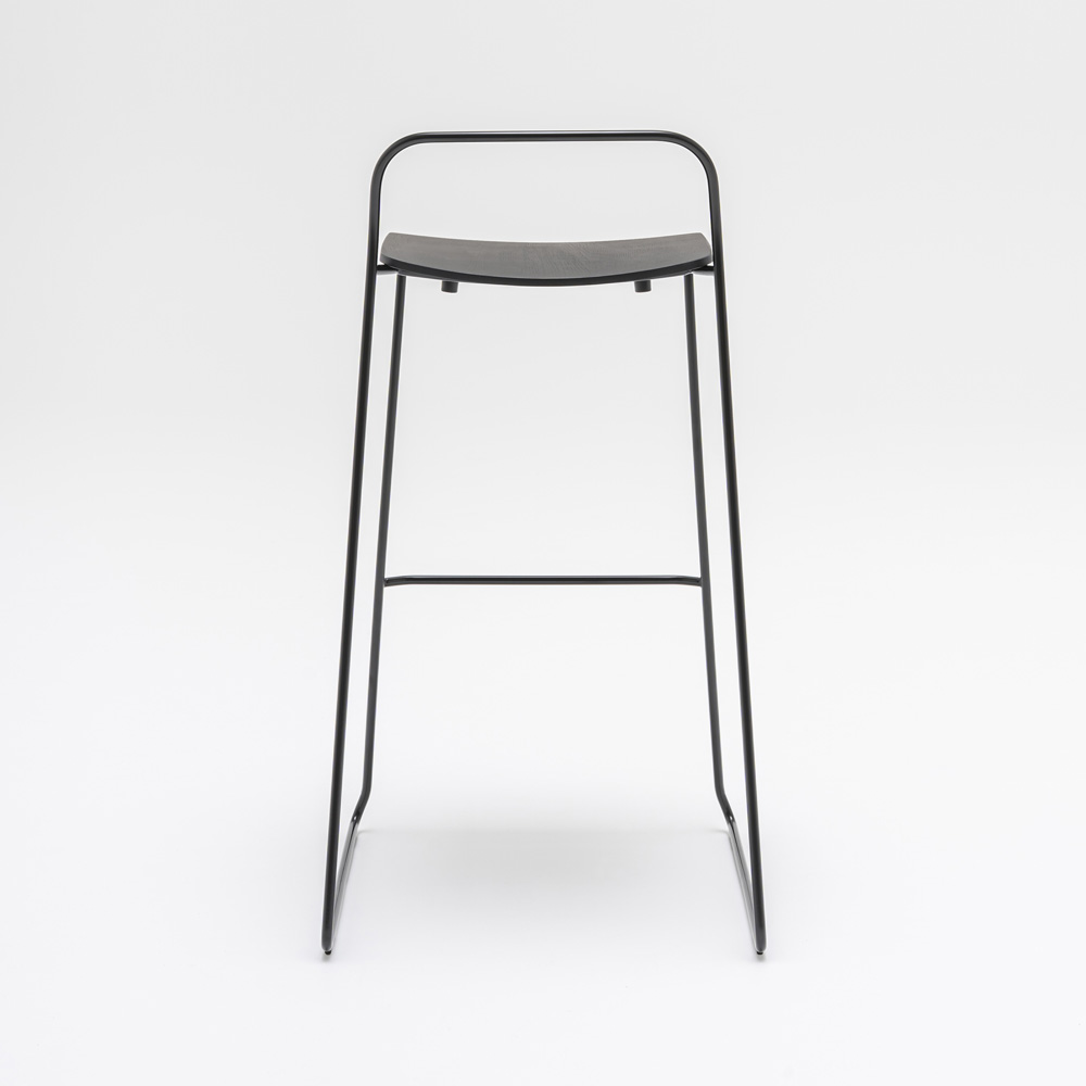 MDD_Afi_High_Stool_korkea_tuoli_baarituoli_ravintolatuoli_kelkkajalkainen_tammi_putki_104 - Edella