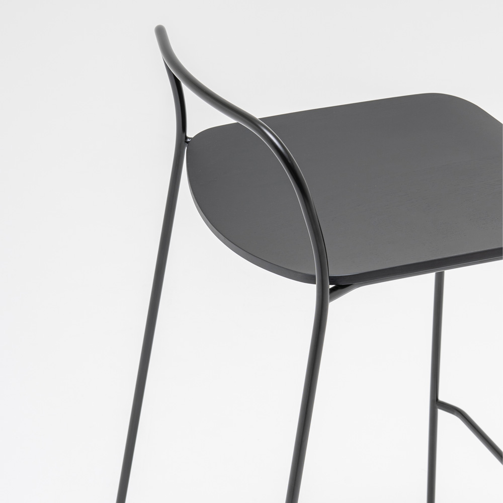 MDD_Afi_High_Stool_korkea_tuoli_baarituoli_ravintolatuoli_kelkkajalkainen_tammi_putki_105 - Edella