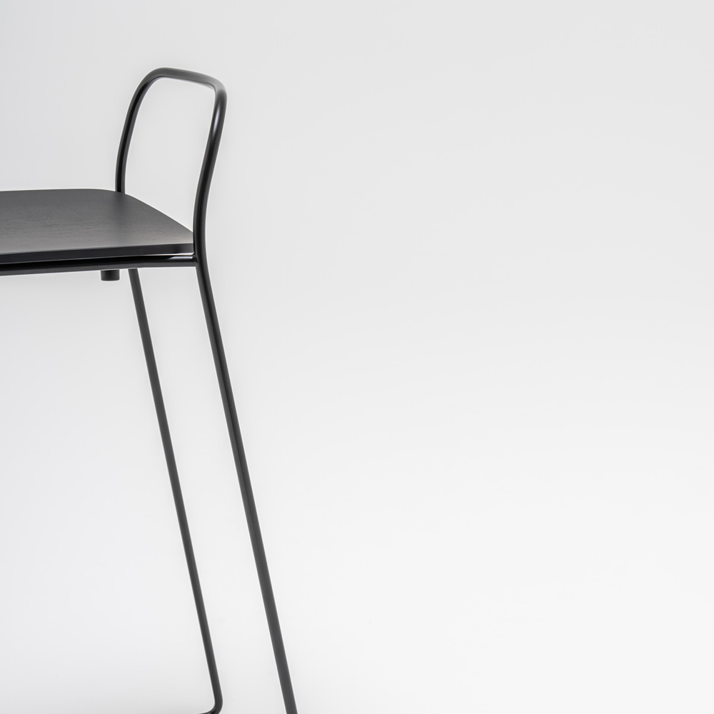 MDD_Afi_High_Stool_korkea_tuoli_baarituoli_ravintolatuoli_kelkkajalkainen_tammi_putki_106 - Edella