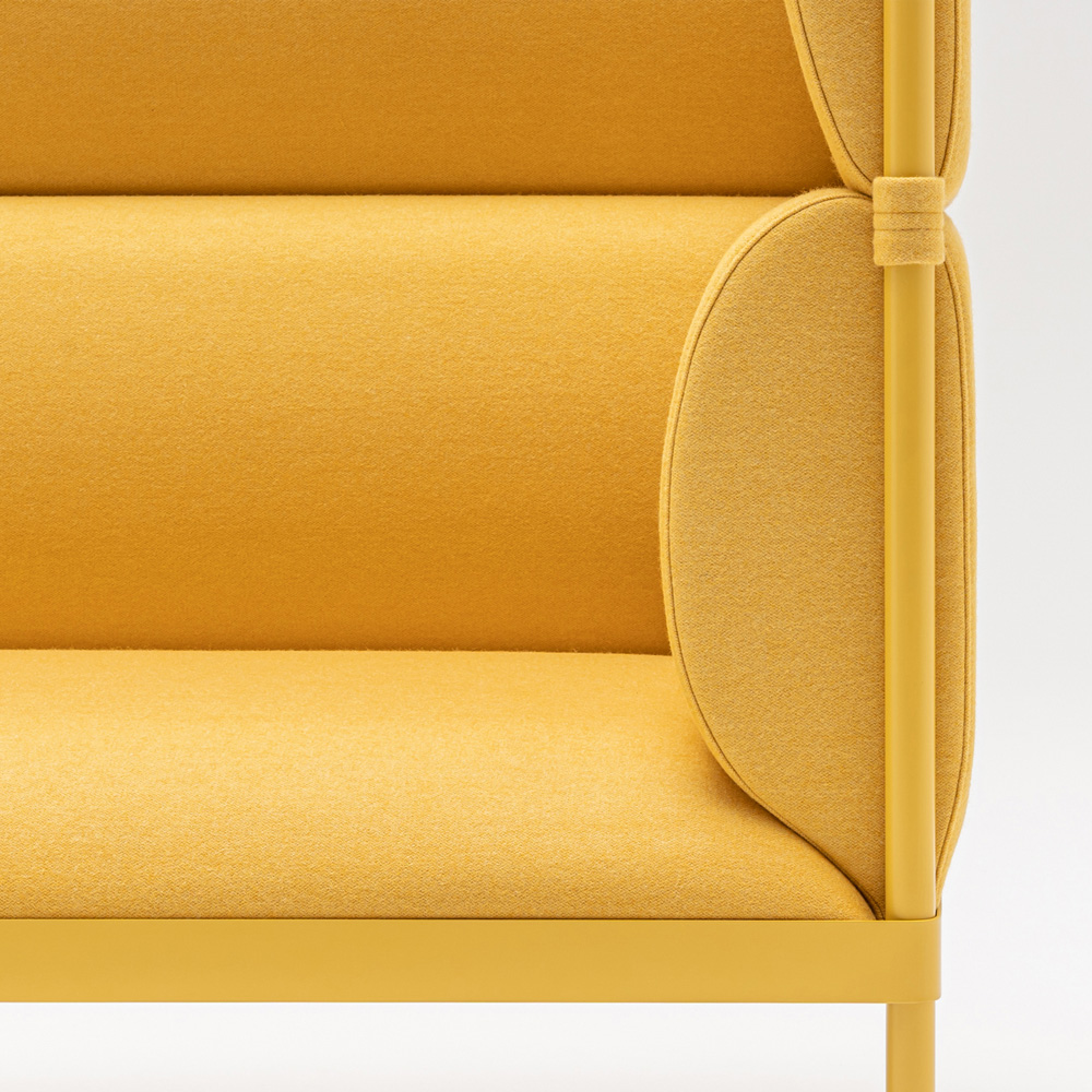 MDD_Stilt_Sofa_High_Backed_korkeaselkänojainen_3-istuttava_kolmen_istuttava_sohva_06 - Edella