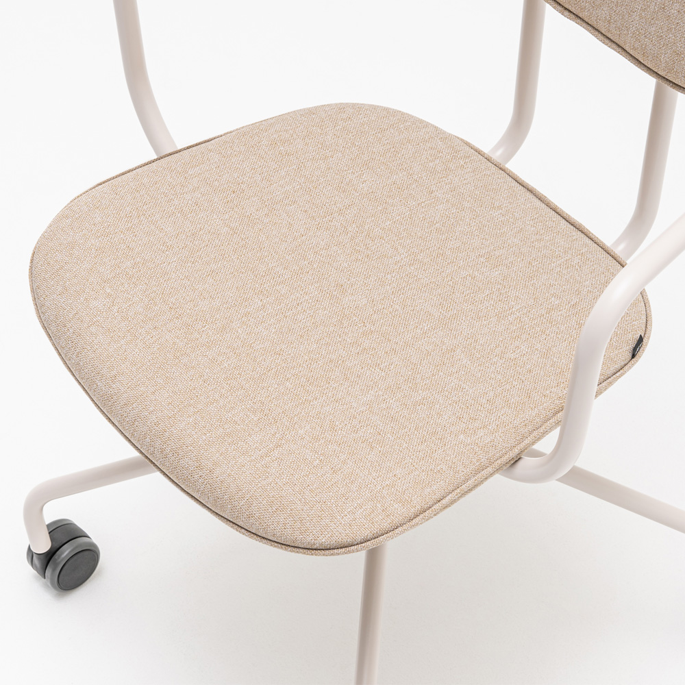 MDD_New_School__neuvottelutuoli_verhoiltu_käsinojat_niskatuki_ristikko_pyörillä_05 - Edella