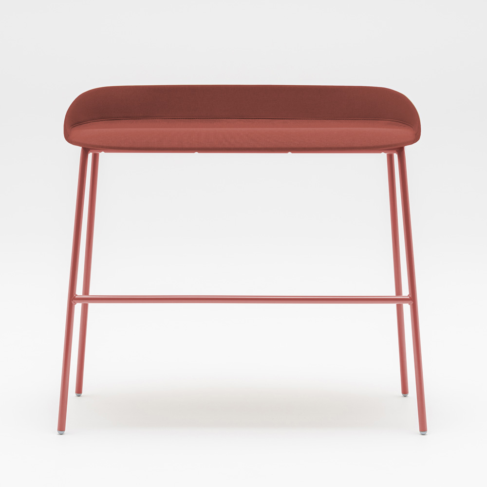 MDD_Team_Bench_High_Upholstered_korkea_penkki_verhoiltu_putkijaloilla_03 - Edella