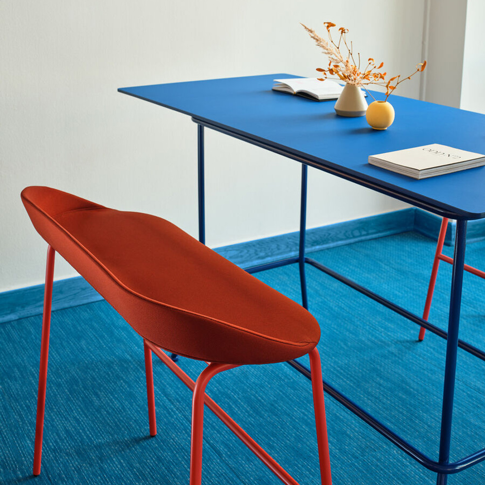 MDD_Team_Bench_High_Upholstered_korkea_penkki_verhoiltu_putkijaloilla_05 - Edella
