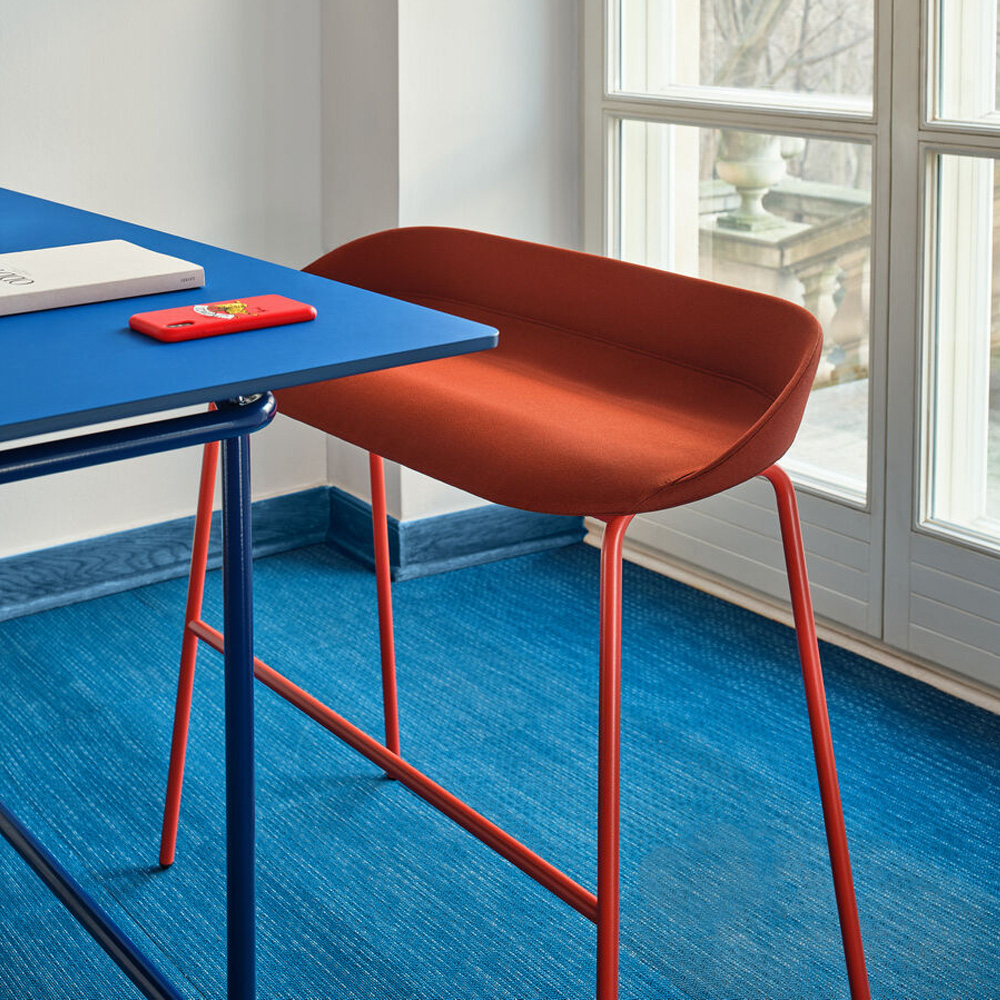 MDD_Team_Bench_High_Upholstered_korkea_penkki_verhoiltu_putkijaloilla_06 - Edella