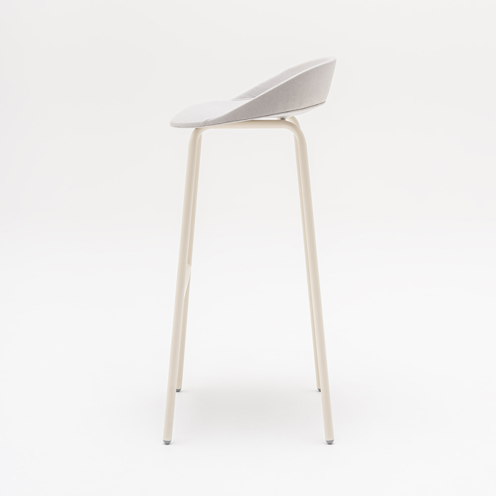 MDD_Team_Stool_High_Upholstered_korkea_baarituoli_verhoiltu_putkijaloilla_03 - Edella