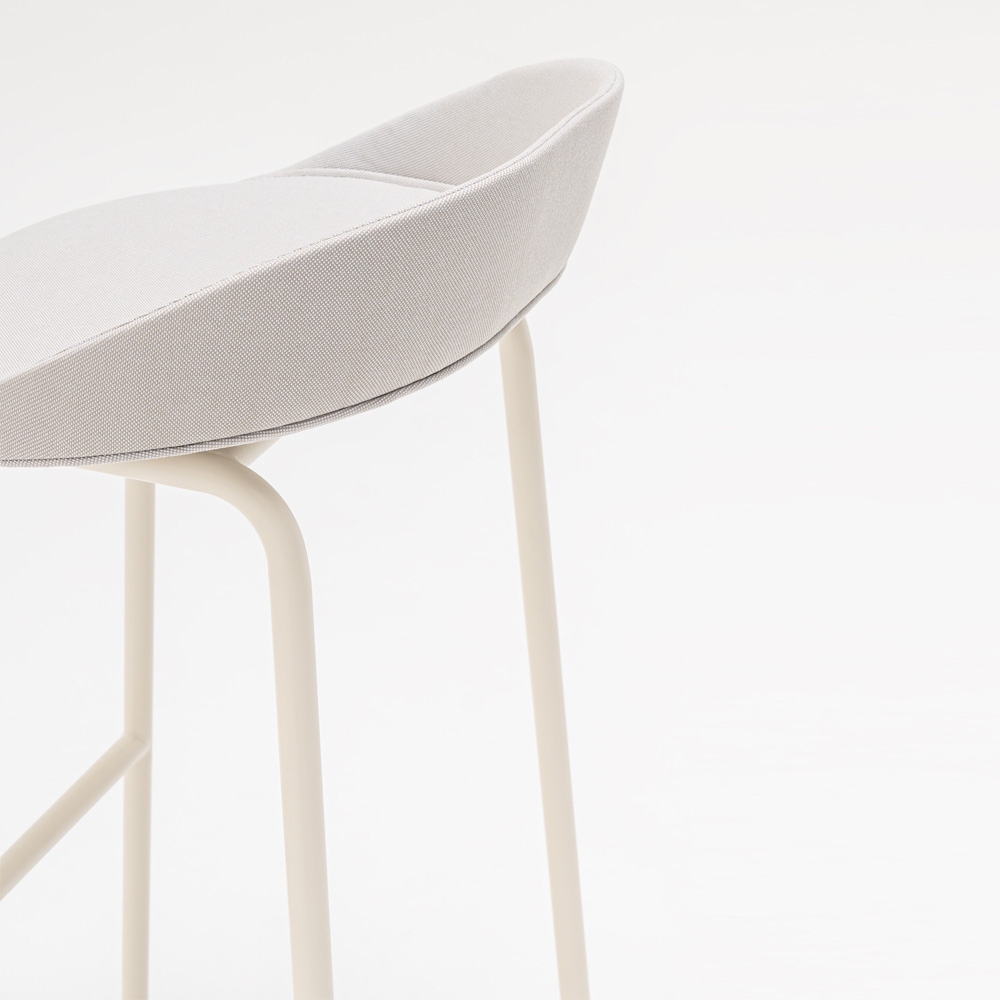MDD_Team_Stool_High_Upholstered_korkea_baarituoli_verhoiltu_putkijaloilla_04 - Edella
