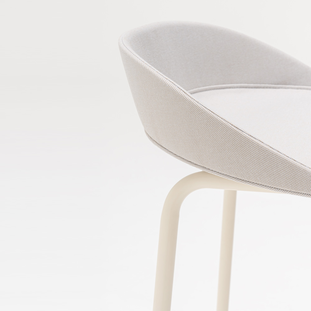 MDD_Team_Stool_High_Upholstered_korkea_baarituoli_verhoiltu_putkijaloilla_05 - Edella