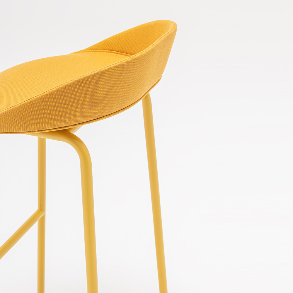 MDD_Team_Stool_High_Upholstered_korkea_baarituoli_verhoiltu_putkijaloilla_13 - Edella