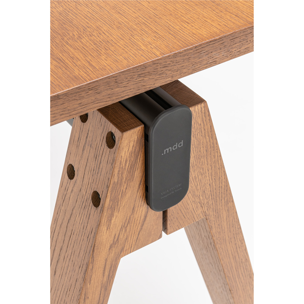 MDD_Viga_Counter_Table_korkea_pöytä_baaripöytä_seisomapöytä_puukannella_pukkijaloilla_07 - Edella