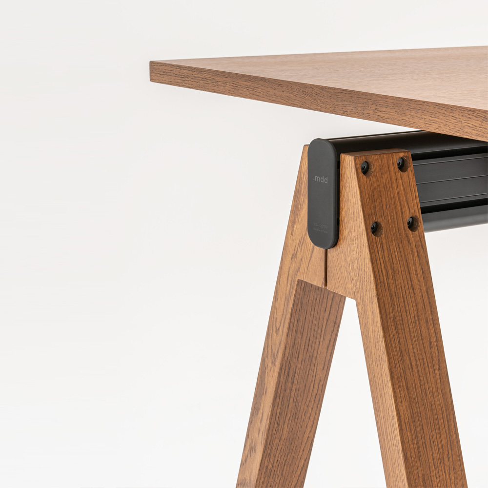 MDD_Viga_Counter_Table_korkea_pöytä_baaripöytä_seisomapöytä_puukannella_pukkijaloilla_08 - Edella