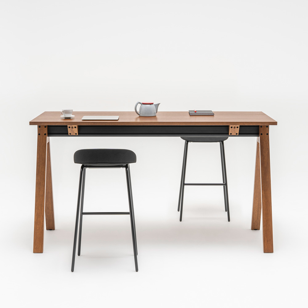 MDD_Viga_High_Table_korkea_pöytä_baaripöytä_seisomapöytä_puukannella_pukkijaloilla_06 - Edella