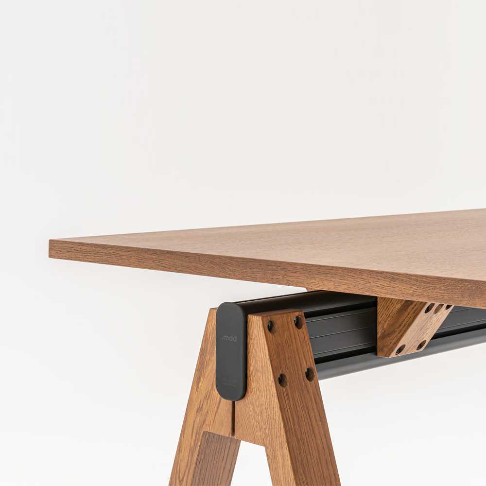 MDD_Viga_High_Table_korkea_pöytä_baaripöytä_seisomapöytä_puukannella_pukkijaloilla_07 - Edella