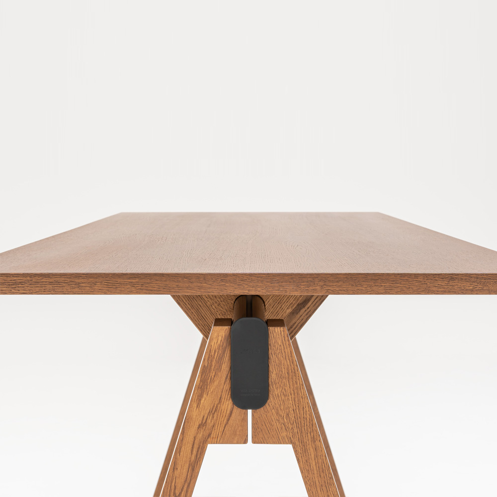 MDD_Viga_High_Table_korkea_pöytä_baaripöytä_seisomapöytä_puukannella_pukkijaloilla_08 - Edella