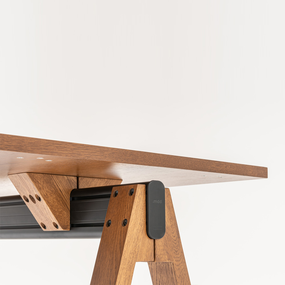 MDD_Viga_High_Table_korkea_pöytä_baaripöytä_seisomapöytä_puukannella_pukkijaloilla_09 - Edella