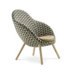 Bejot_Vieni_VEW742_käsinojallinen_nojatuoli_puujaloilla_01 - Edella