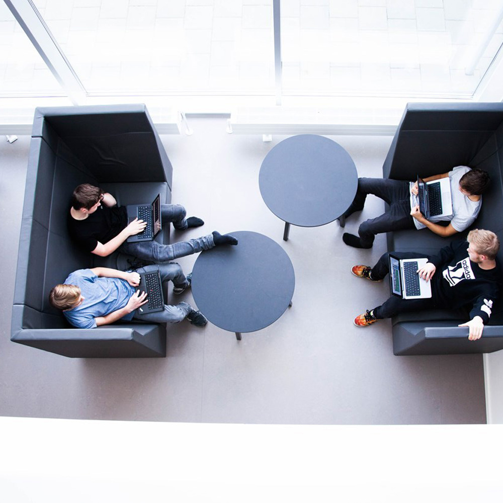 Bejot_Voo_Voo_VV922_akustoiva_korkea_selkänojainen_sohva_kelkkajaloilla_05 - Edella