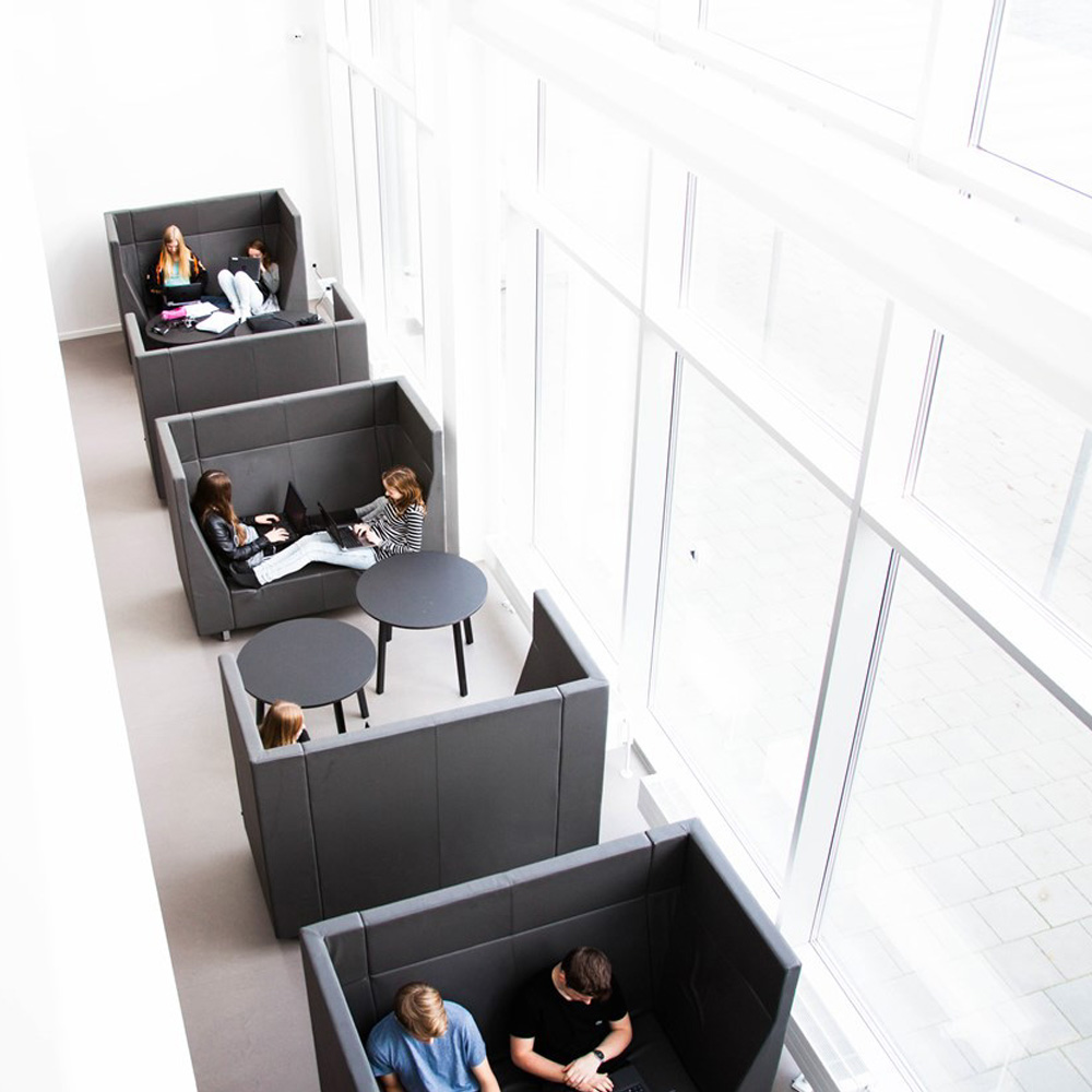 Bejot_Voo_Voo_VV922_akustoiva_korkea_selkänojainen_sohva_kelkkajaloilla_06 - Edella