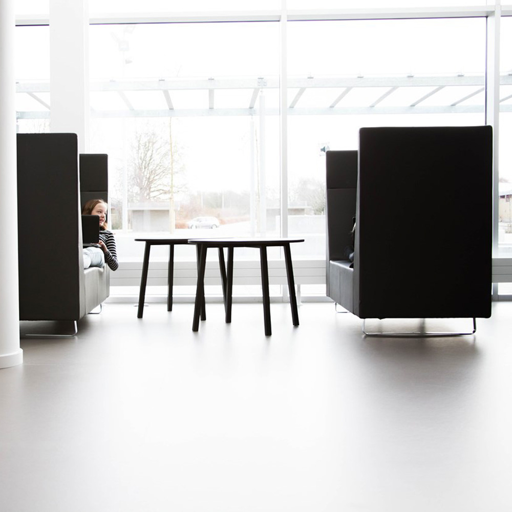 Bejot_Voo_Voo_VV922_akustoiva_korkea_selkänojainen_sohva_kelkkajaloilla_07 - Edella