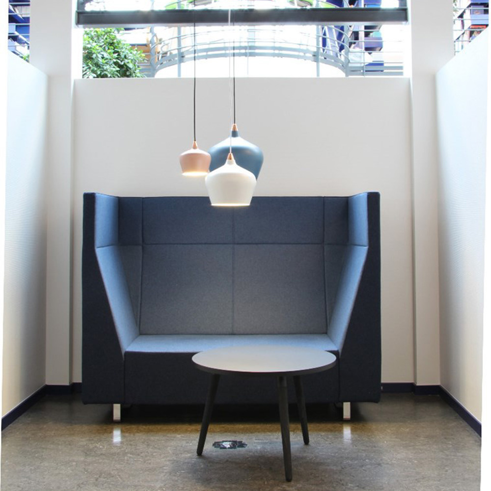 Bejot_Voo_Voo_VV922_akustoiva_korkea_selkänojainen_sohva_kelkkajaloilla_09 - Edella