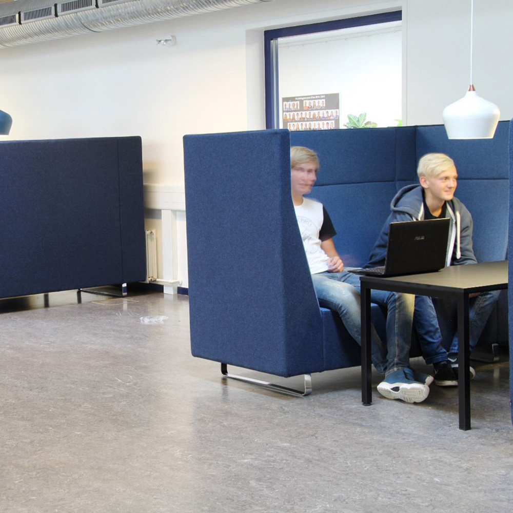 Bejot_Voo_Voo_VV922_akustoiva_korkea_selkänojainen_sohva_kelkkajaloilla_10 - Edella