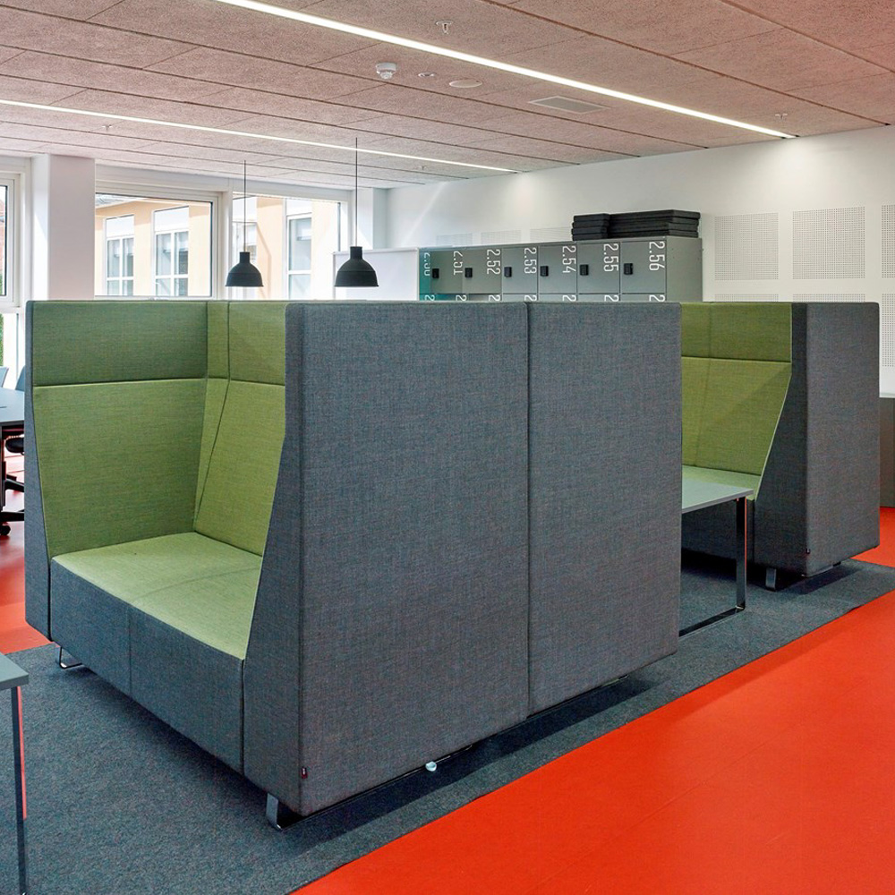 Bejot_Voo_Voo_VV922_akustoiva_korkea_selkänojainen_sohva_kelkkajaloilla_11 - Edella