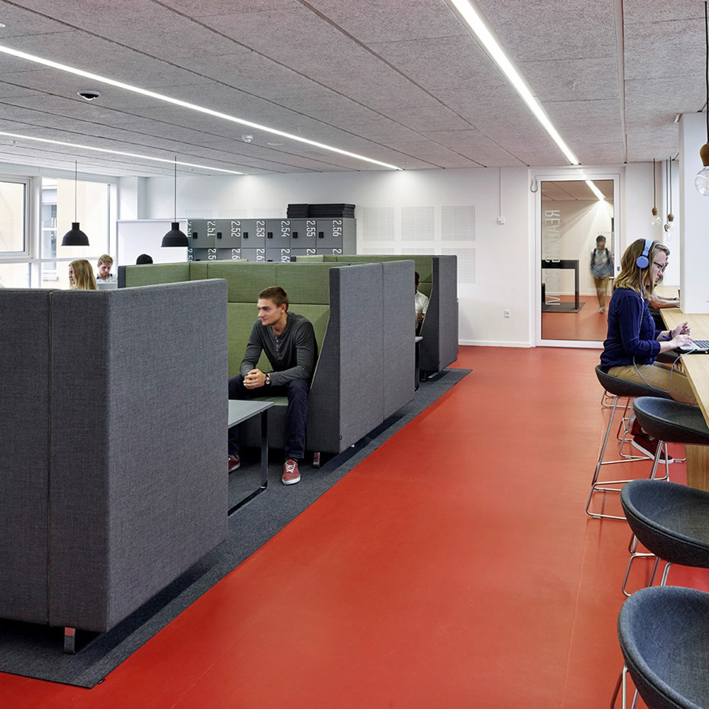 Bejot_Voo_Voo_VV922_akustoiva_korkea_selkänojainen_sohva_kelkkajaloilla_12 - Edella