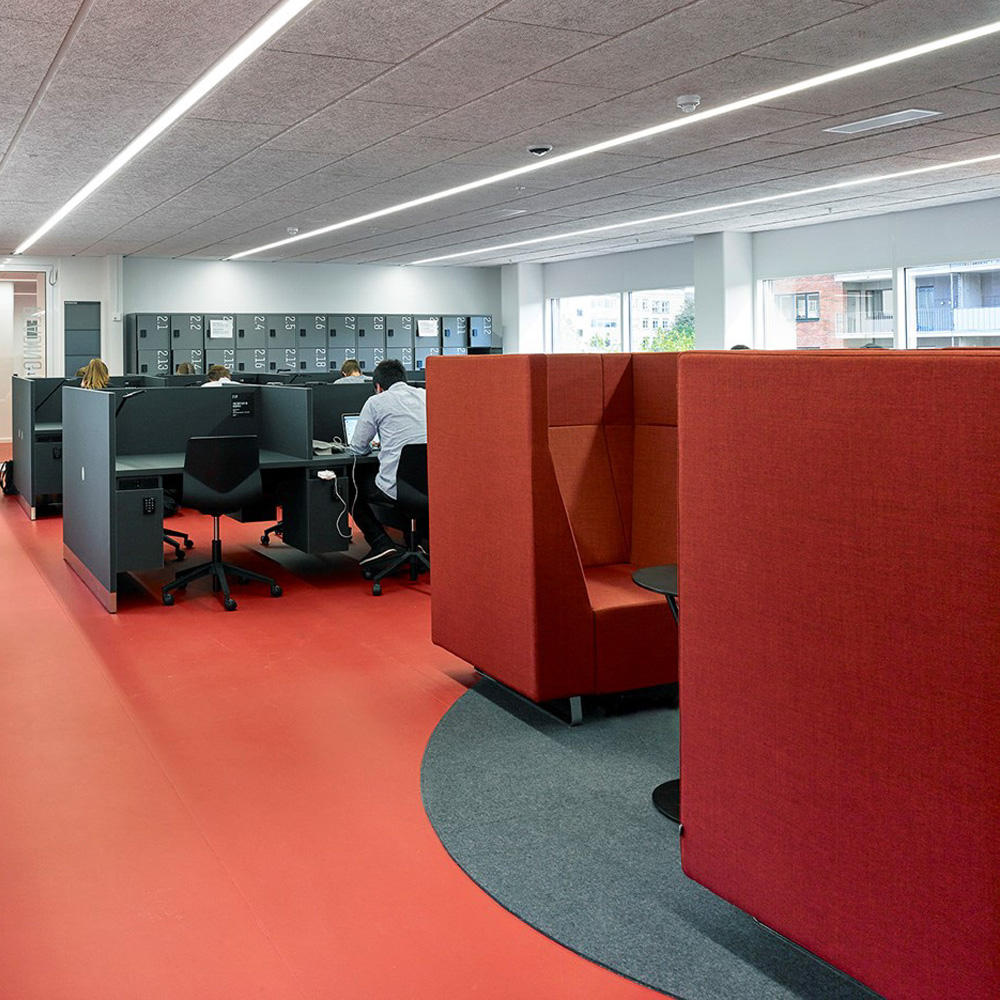 Bejot_Voo_Voo_VV922_akustoiva_korkea_selkänojainen_sohva_kelkkajaloilla_13 - Edella