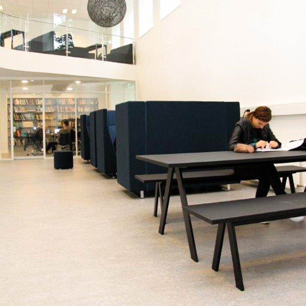 Bejot_Voo_Voo_VV922_akustoiva_korkea_selkänojainen_sohva_kelkkajaloilla_14 - Edella