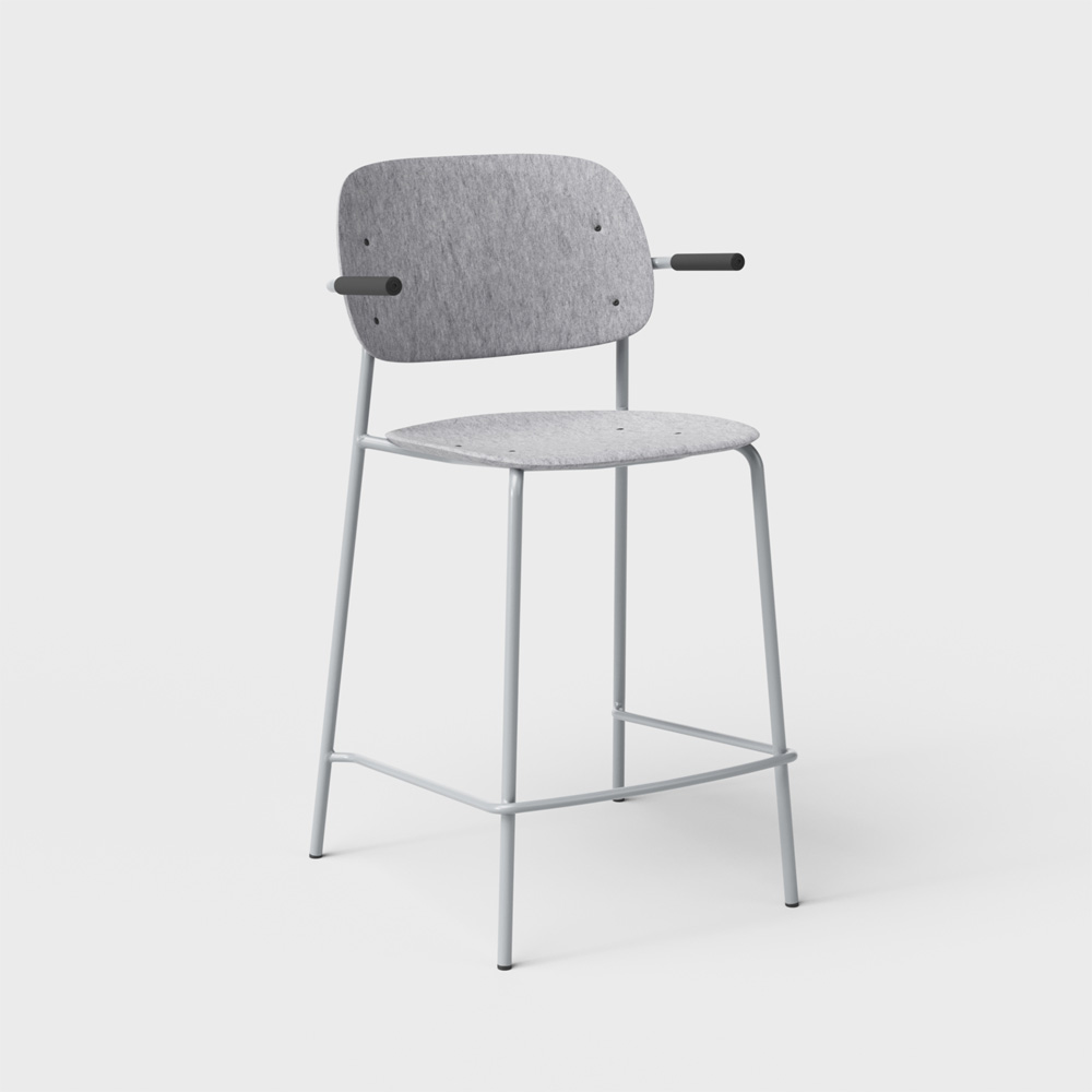 DeVorm_Hale_Counter_Stool_Armrests_Light_grey_matala_baarituoli_01 - Edella