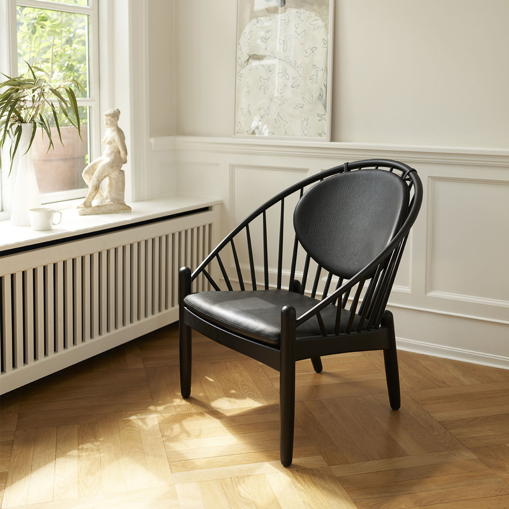 FDB_Möbler_J166_Oak_musta_maalattu_tammi_nojatuoli_pinnatuoli_musta_nahka_03 - Edella