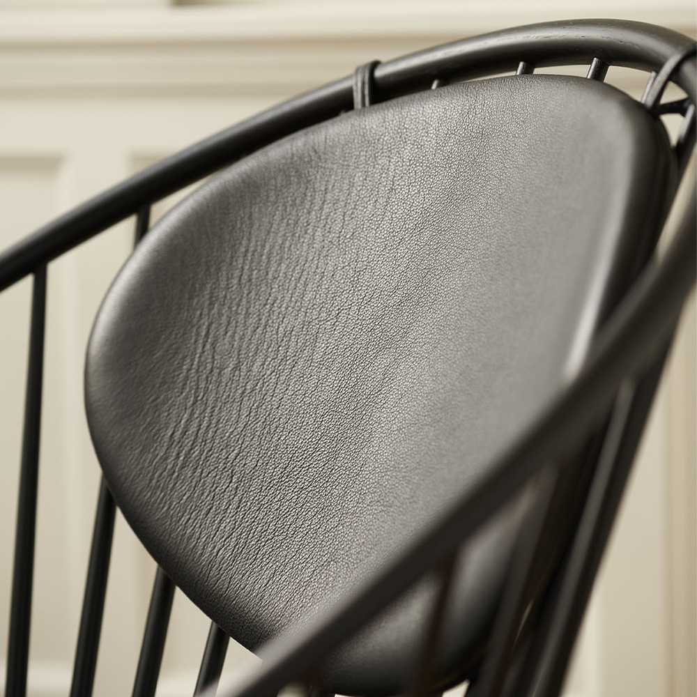 FDB_Möbler_J166_Oak_musta_maalattu_tammi_nojatuoli_pinnatuoli_musta_nahka_04 - Edella