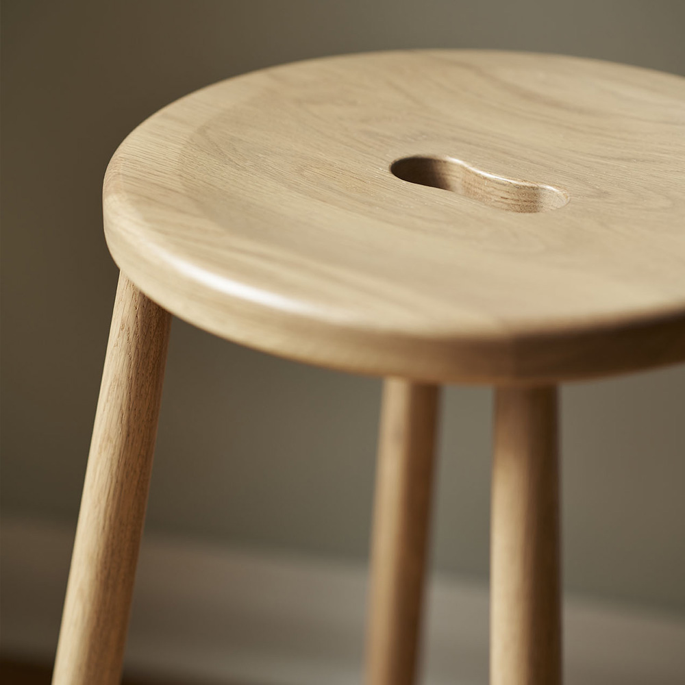 FDB_Möbler_J27C_lakattu_tammi_baarituoli_korkea_tuoli_puutuoli_05 - Edella