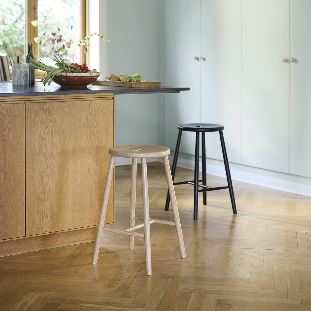 FDB_Möbler_J27C_lakattu_tammi_baarituoli_korkea_tuoli_puutuoli_06 - Edella