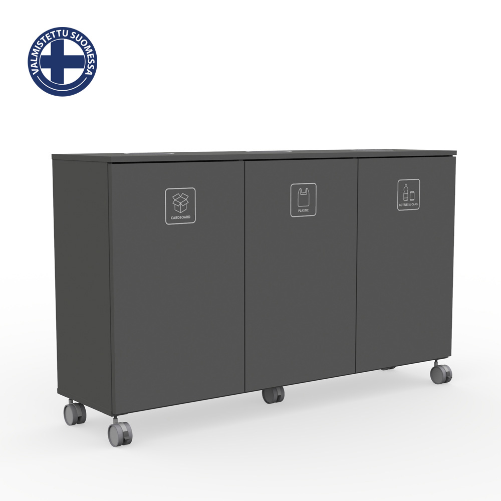 Max_L3_Graphite_grey_jätteiden_lajitteluvaunu_lajittelukaappi_Suomi_01 - Edella Gray three-compartment wheeled recycling unit with labels for Cardboard, Plastic, and Bottles & Cans