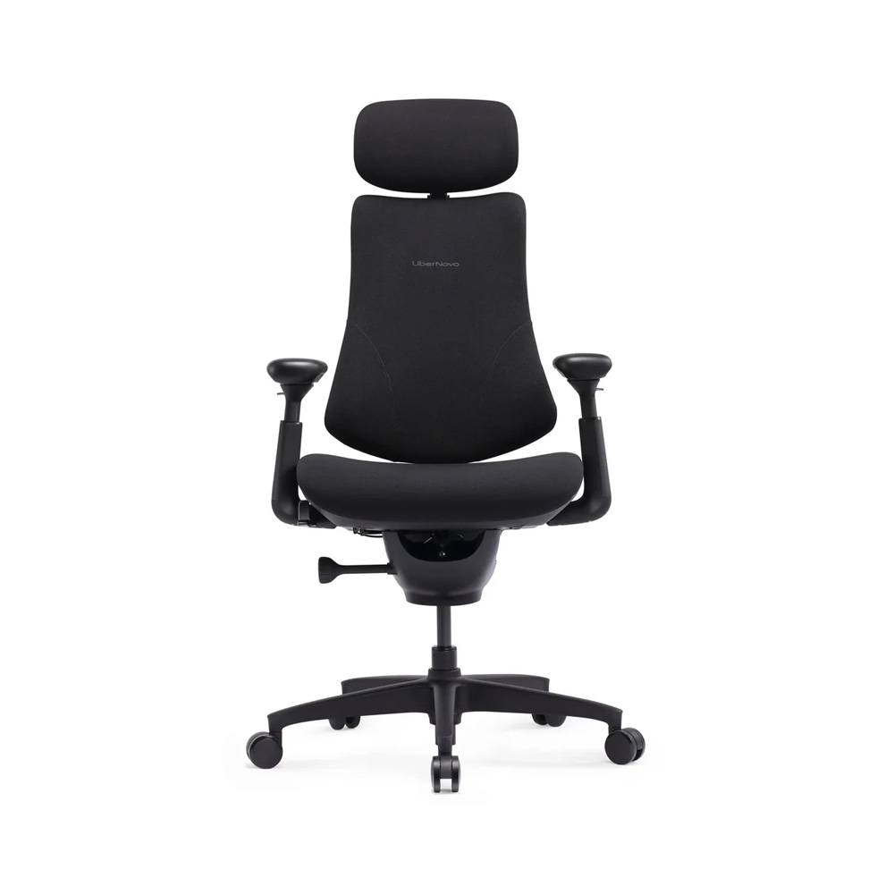 LiberNovo_Omni_SE_musta_työtuoli_toimistotuoli_niskatuki_01 - Edella Ergonomic black office chair with headrest and five-star wheeled base, viewed from front.